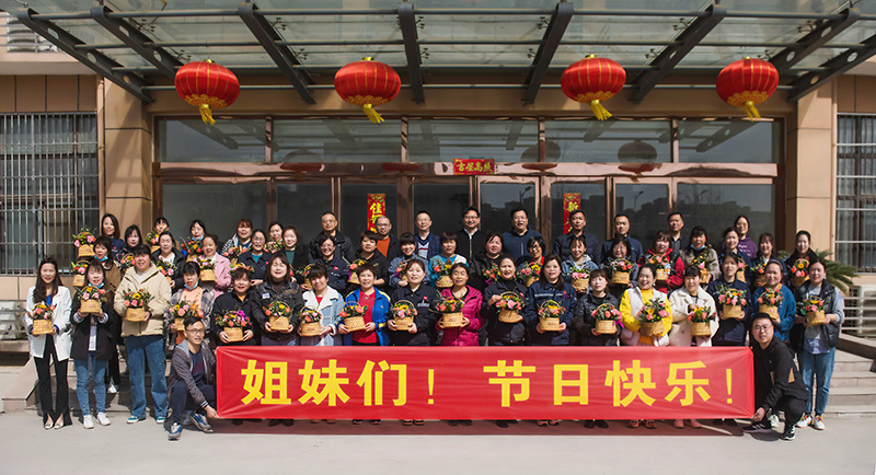 2022年(nián)3月(yuè)7日(rì)，工(gōng)會(huì)組織舉辦了(le)以“巧手插花(huā) 綻放(fàng)芳華”為(wèi)主題的(de)“三八節”插花(huā)活動。